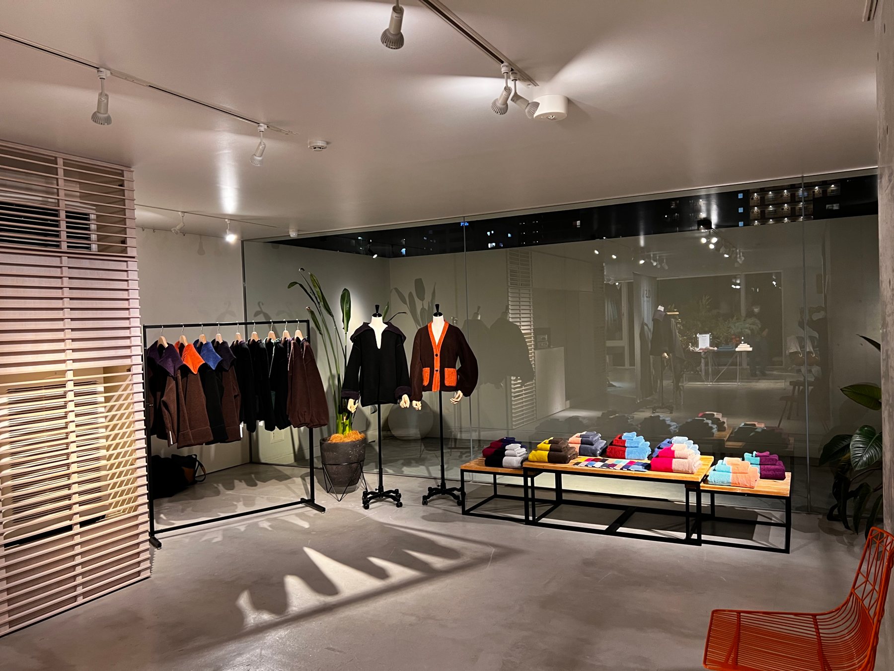 Showroom corner with towels on a rack and a lounge chair